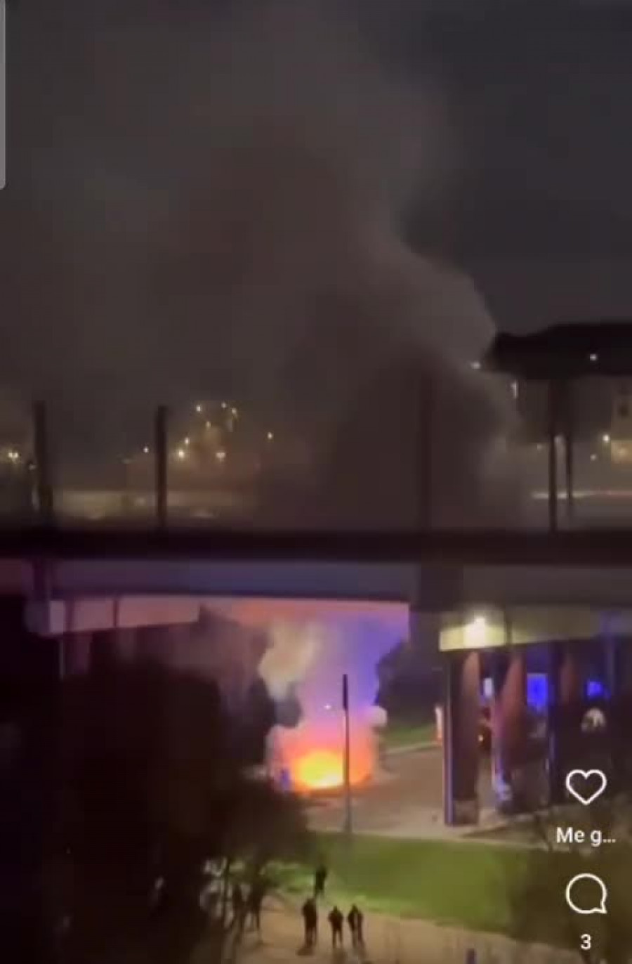 Un coche queda calcinado tras un incendio en el parking de Pontepedriña