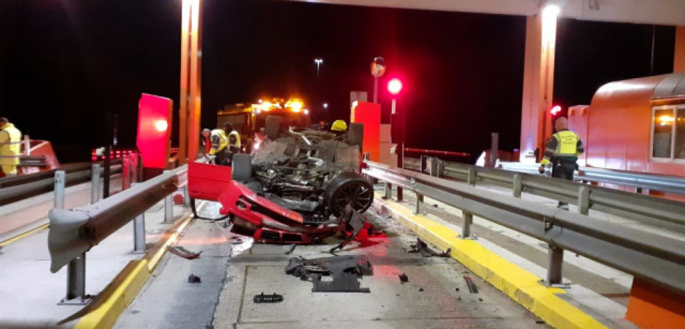 Un coche se estrella en el peaje de la autopista AP-9 en Guísamo