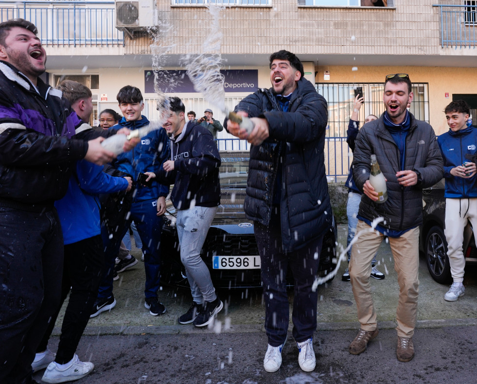 MADRID, 22/12/2024.- La mitad del Gordo, el 72.480, ha ido parar al club de baloncesto madrileño Distrito Olímpico, que compró los décimos en la administración de Logroño en la que ha caído ín