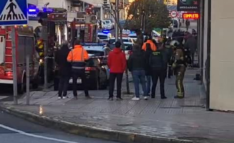 Desalojan el edificio del Mercadona de Bertamiráns por un incendio en su garaje