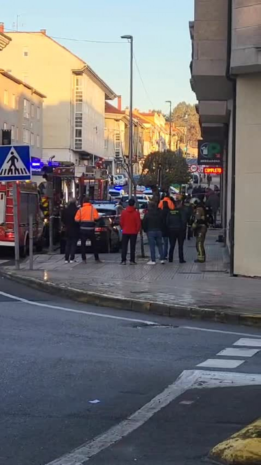 Desalojan el edificio del Mercadona de Bertamiráns por un incendio en su garaje