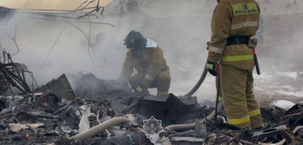 Hallan las cajas negras del avión azerbaiyano siniestrado en Kazajistán
