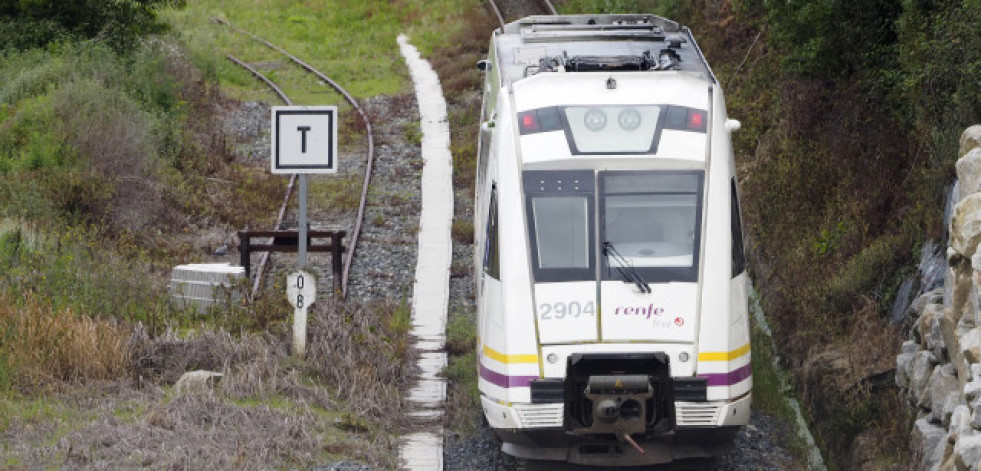 Descarrila un tren de pasajeros en Foz tras atropellar a dos caballos