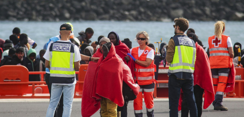 Salvamento rescata dos cayucos con unas 160 personas a bordo en aguas canarias