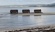 Una batea acaba partida en dos mitades a causa del temporal y varada en la playa de Barraña, en Boiro