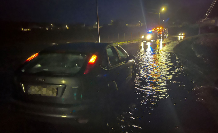 Un río se desborda en Lousame y deja un coche atrapado