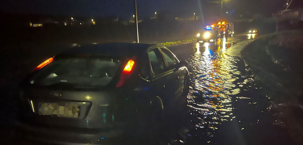 Un río se desborda en Lousame y deja un coche atrapado