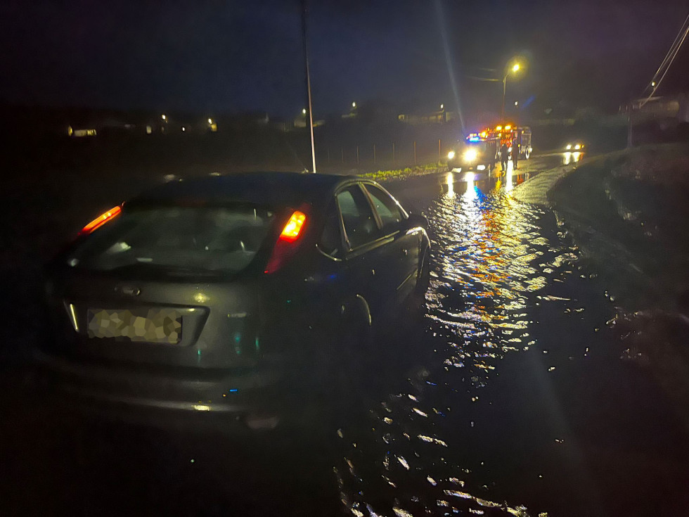 Coche atrapado por la subida del río en Lousame @ Consorcio Provincial Contraincendios e Salvamento A Coruña