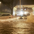 La lluvia ha dejado balsas de agua a primera hora de la mañana en varios puntos de Santiago de Compostela debido al fuerte temporal @ EFE (Xoán Rey) (5)