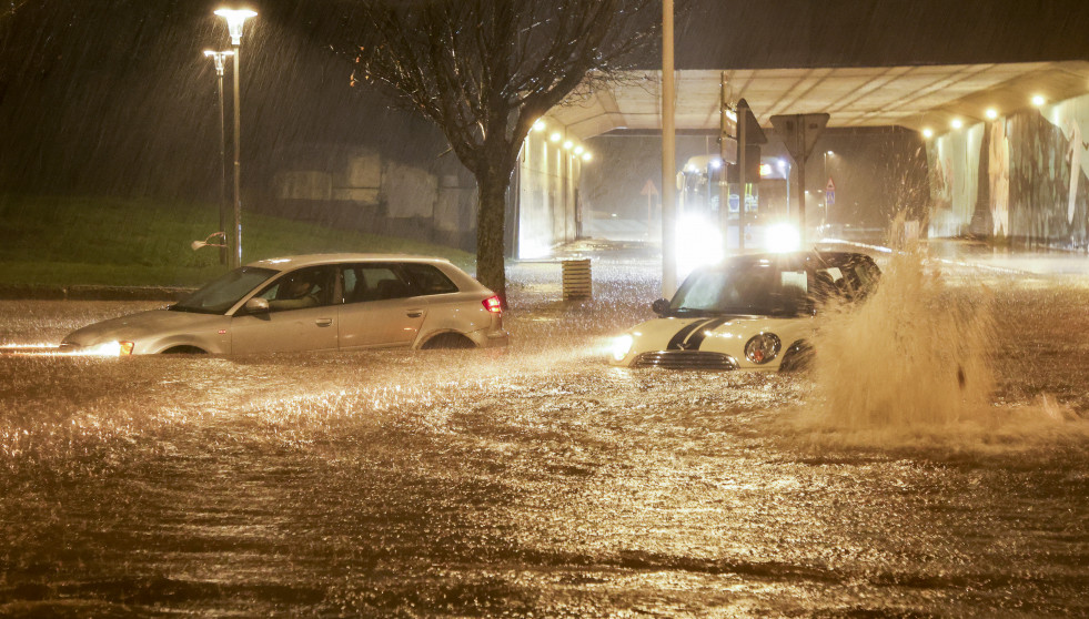 La lluvia ha dejado balsas de agua a primera hora de la mañana en varios puntos de Santiago de Compostela debido al fuerte temporal @ EFE (Xoán Rey) (5)