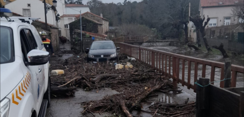 El desbordamiento del río Lérez a causa de las copiosas lluvias inundó 18 casas en el lugar de A Crocha, en A Pobra