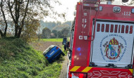 Dos personas quedan atrapadas tras volcar con su coche en Dodro