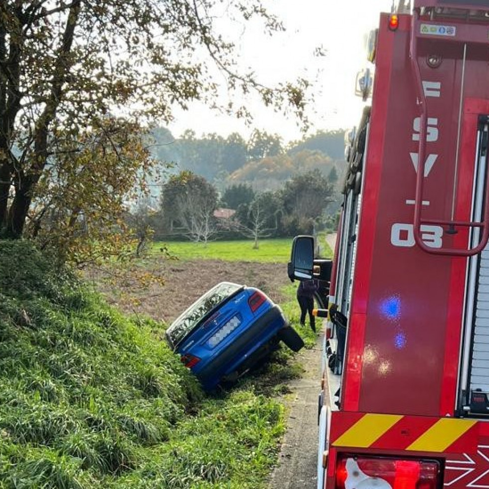 Dos personas quedan atrapadas tras volcar con su coche en Dodro