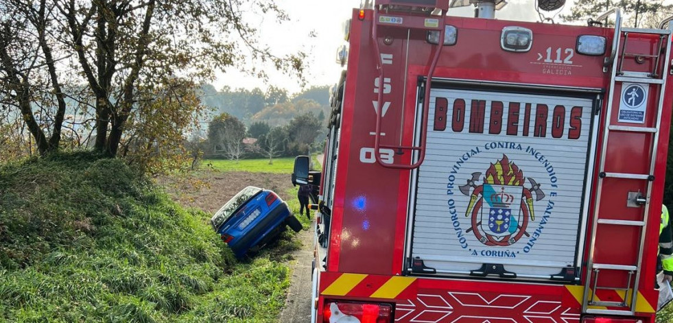 Dos personas quedan atrapadas tras volcar con su coche en Dodro