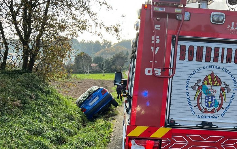 Dos personas quedan atrapadas tras volcar con su coche en Dodro