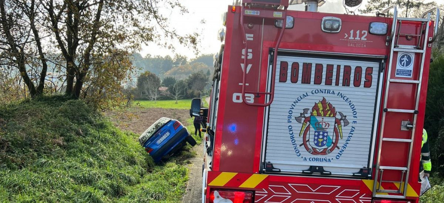 Dos personas quedan atrapadas tras volcar con su coche en Dodro