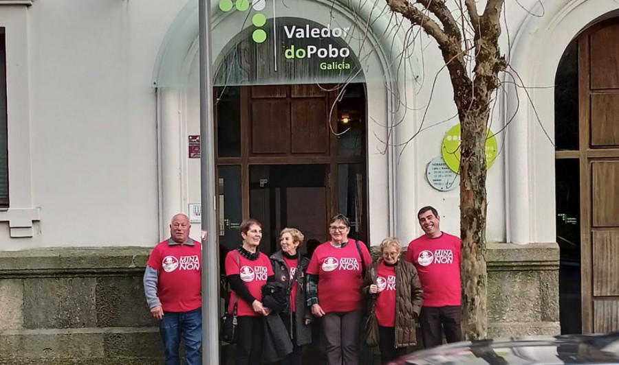 La plataforma contra la mina de Touro pide a la Valedora que interceda para paralizar todo