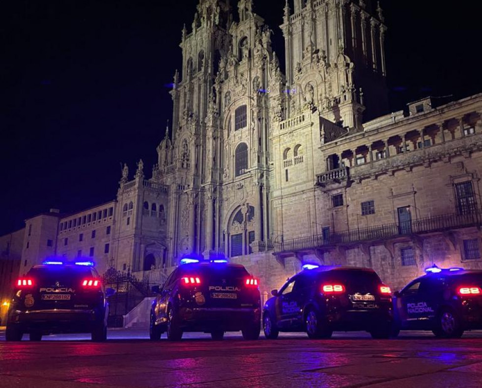 Patrullas de la Policia Nacional frente a la Catedral