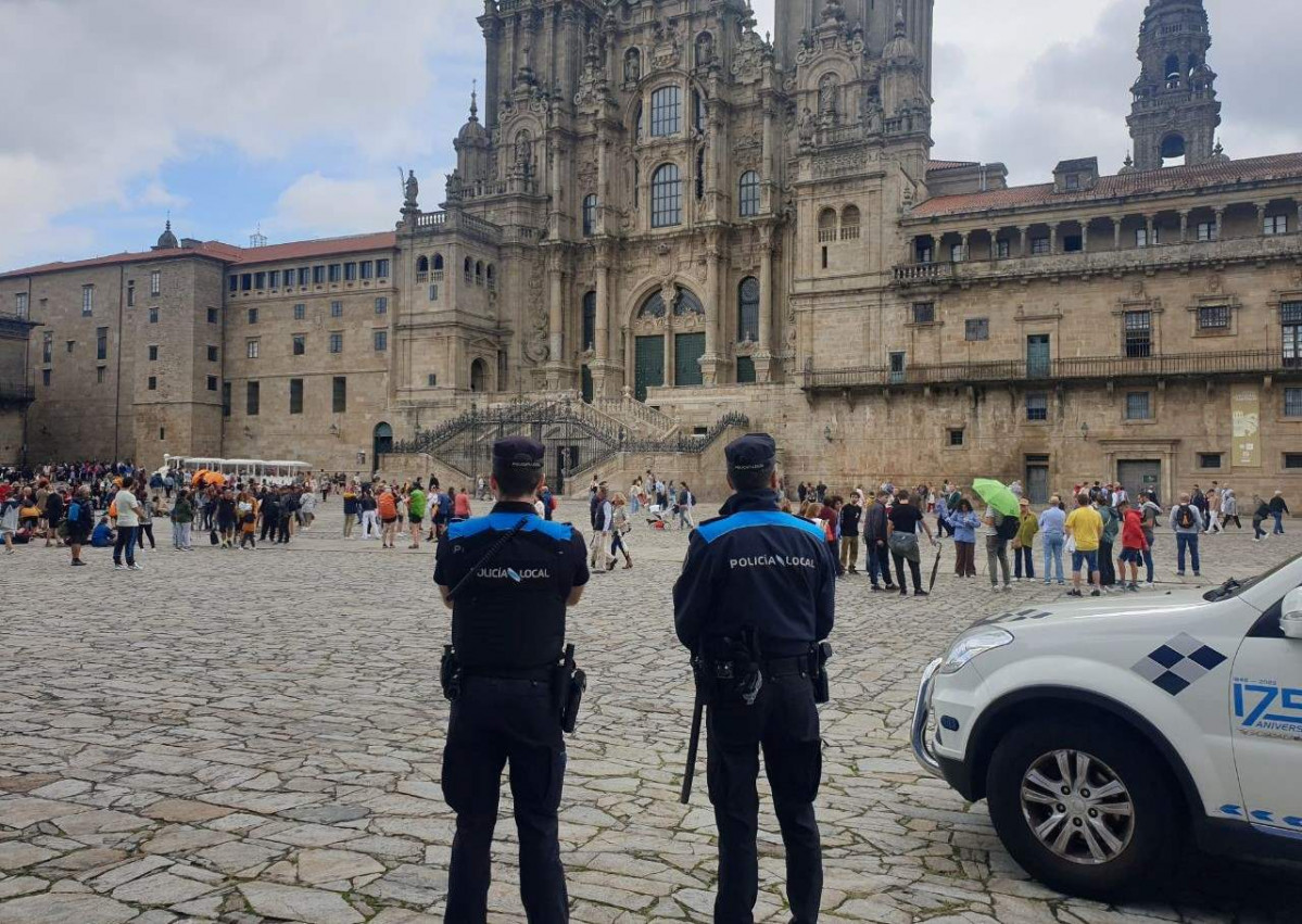 Agentes de la Policia Local en la plaza del Obradoiro de Santiago de Compostela