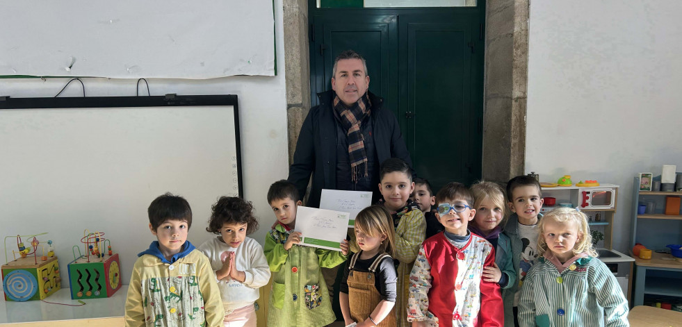 Brión entrega os premios do Concurso de Tarxetas de Nadal e achega uns lotes de libros dos Bolechas ás bibliotecas escolares