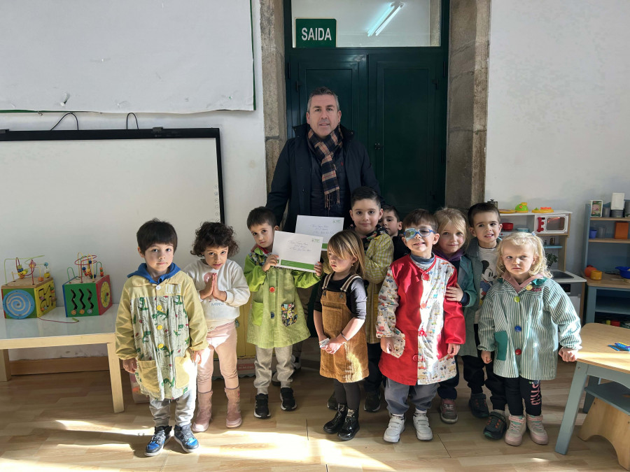 Brión entrega os premios do Concurso de Tarxetas de Nadal e achega uns lotes de libros dos Bolechas ás bibliotecas escolares