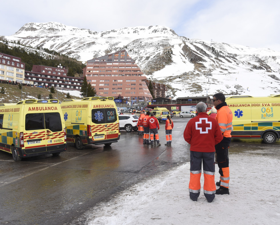 ASTÚN (ZARAGOZA), 18/01/2025.- Fotografía de equipos médicos este sábado, en la estación de Astún (Zaragoza), debido a un accidente en un telesilla. La Delegación del Gobierno en Aragón ha dad