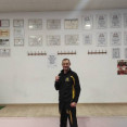 Jonathan Castro posa junto a todos sus diplomas