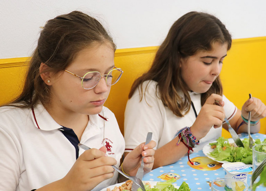 El PP de Santiago propone una red de cocinas propias en los colegios y critica el modelo actual del BNG