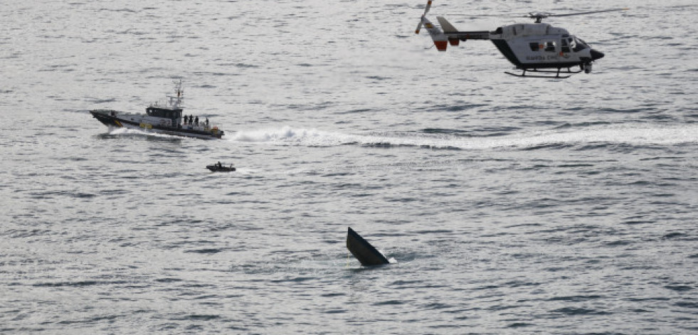 Los buzos que inspeccionan el narcosubmarino no hallan nada en su interior