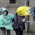 Turistas bajo la lluvia en el Obradoiro. Foto de Lavandeira Jr