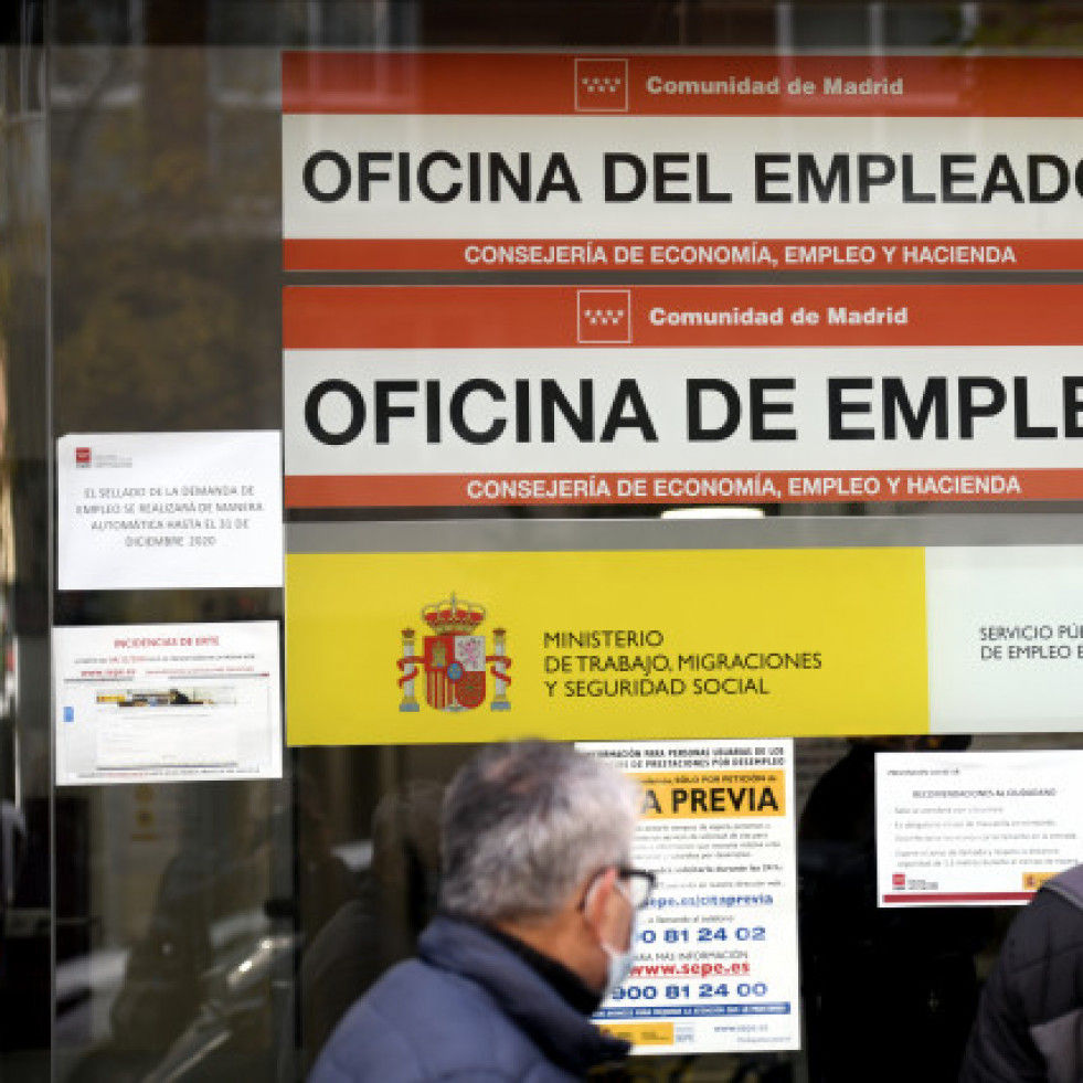 EuropaPress 3460677 dos hombres miran cristal oficina empleo sepe antiguo inem horas despues conocer 1