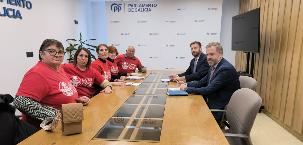 O PP de Galicia recibiu a representantes da plataforma Veciñal Touro-O Pino MINA NON