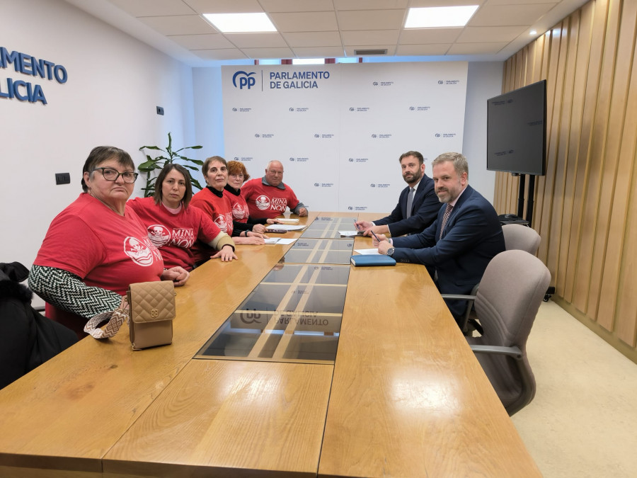 O PP de Galicia recibiu a representantes da plataforma Veciñal Touro-O Pino MINA NON