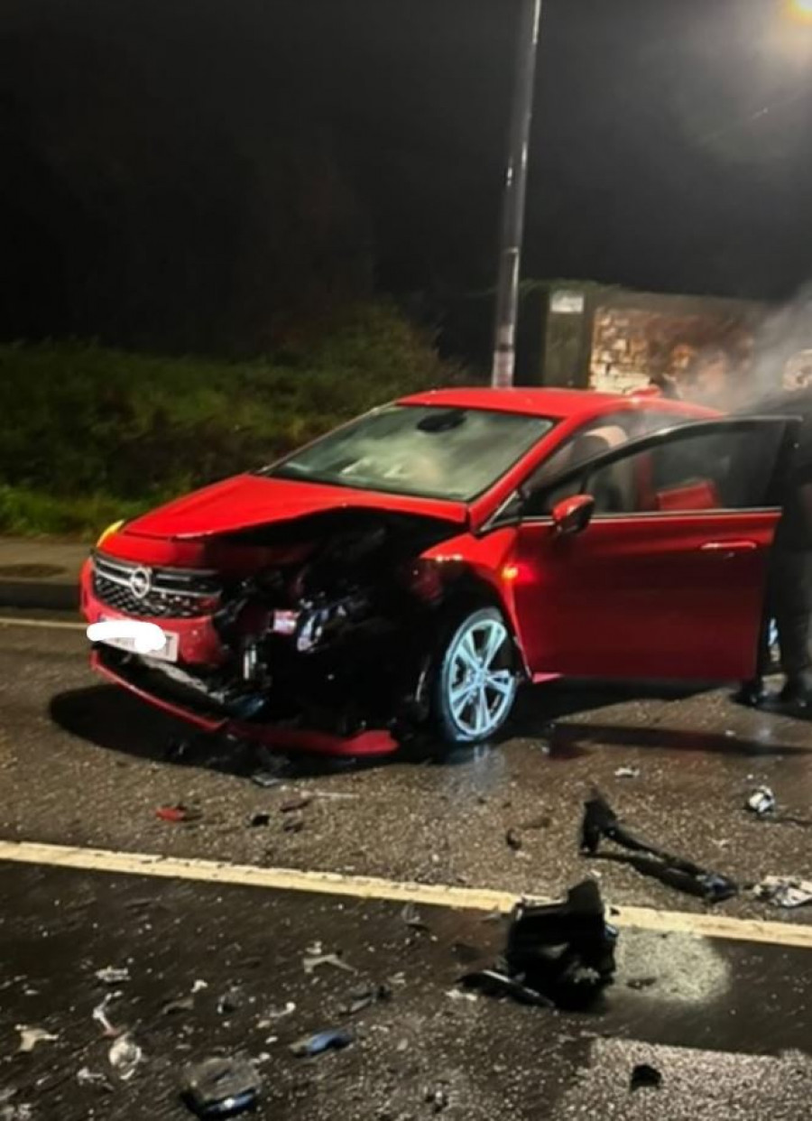 Un coche en dirección contraria provoca un importante accidente en el entorno del CHUS