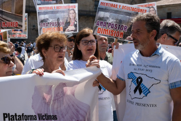 Movilización de familiares de las víctimas y heridos en el accidente del Alvia en Santiago de Compostela.