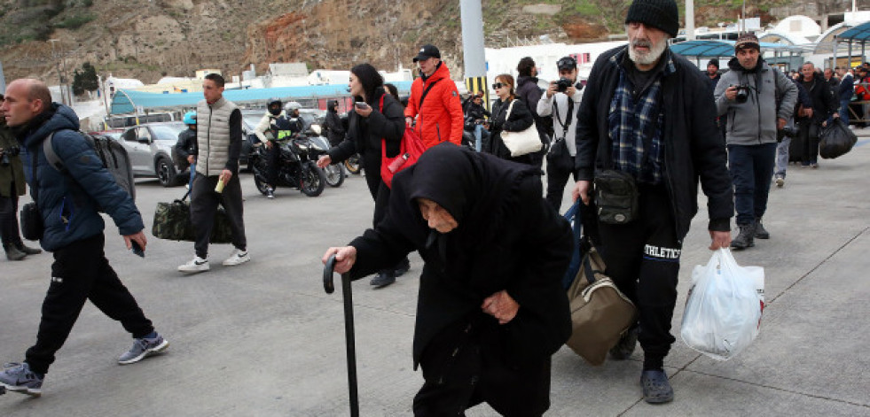 Miles de personas siguen huyendo de Santorini mientras los terremotos se suceden en la isla