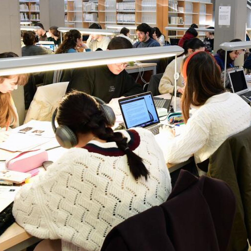 Estudiantes de la USC en una biblioteca. Foto de Santi Alvite