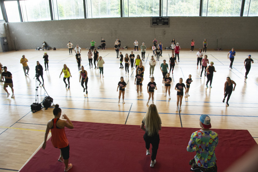 O Pino baila polo Párkinson e a ELA | Clase de Zumba Solidaria