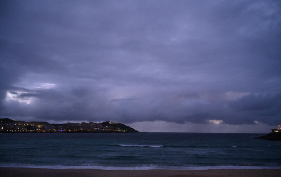 Un meteoro iluminó el cielo de varios puntos de A Coruña y Lugo a primera hora de este miércoles