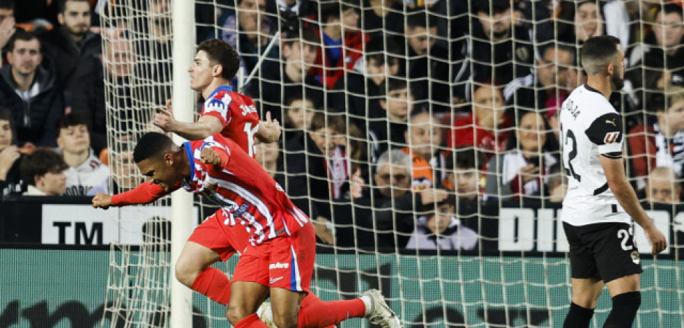 El Atlético de Madrid  noquea al Valencia en la primera parte del partido  (0-3)