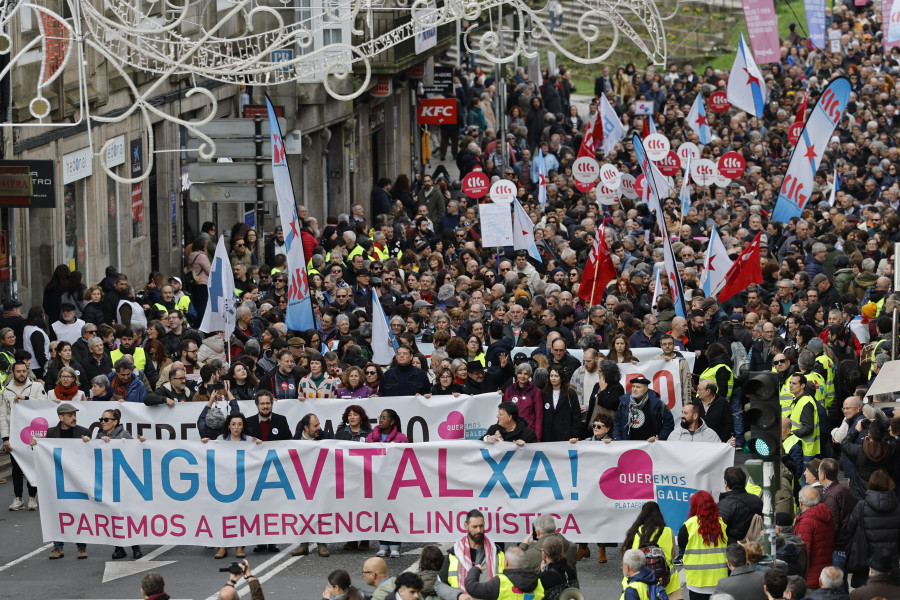 Miles de persoas maniféstanse en Santiago en defensa do galego ante a "emerxencia lingüística extrema"