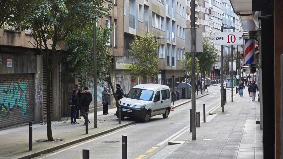 Una furgoneta se estrella contra un árbol en el centro de Santiago
