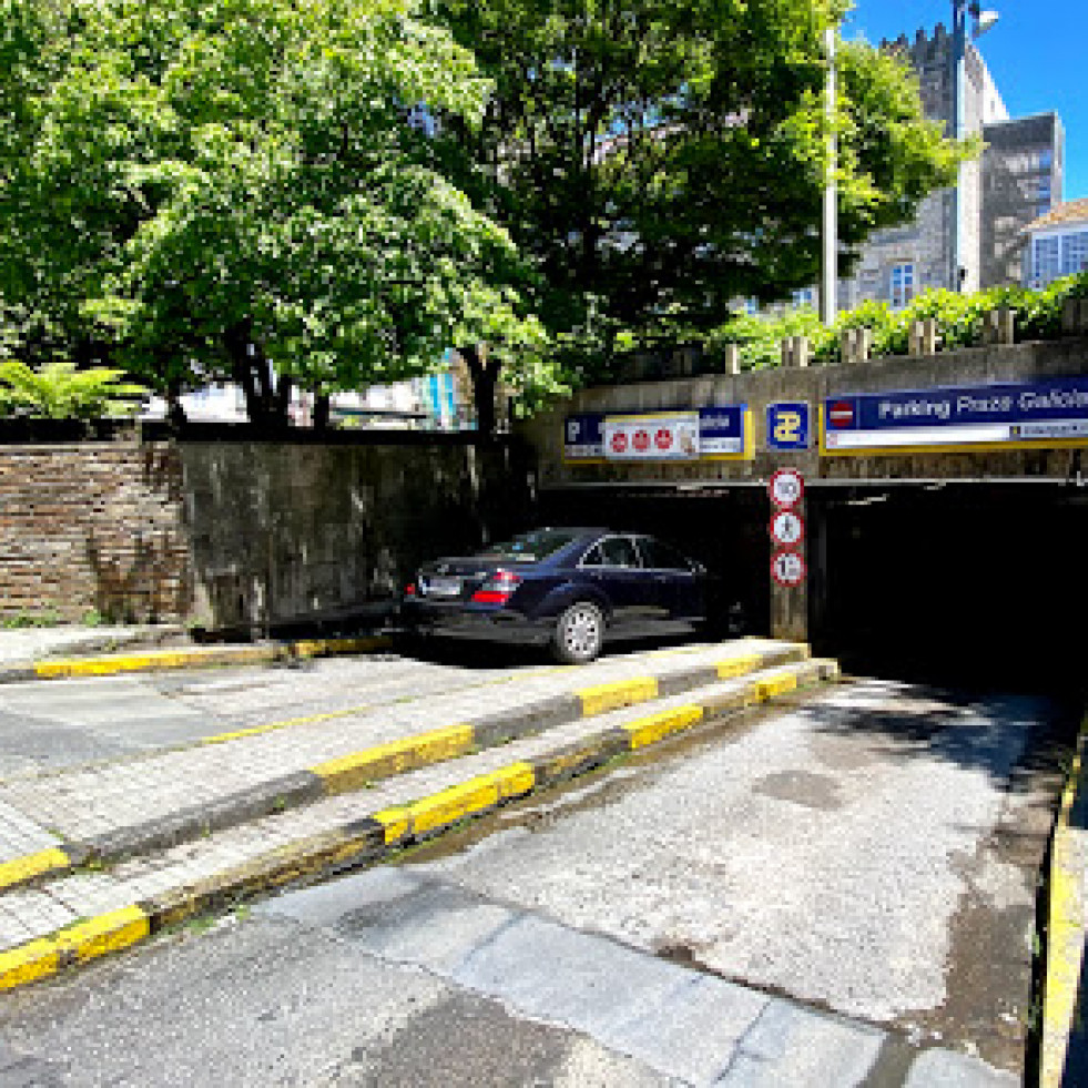 Raxoi aplaza a la vuelta del verano el proceso de municipalización del parking de Praza de Galicia, con contrato vencido