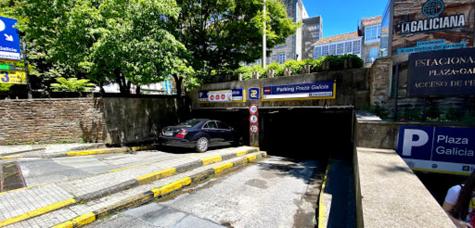 Raxoi aplaza a la vuelta del verano el proceso de municipalización del parking de Praza de Galicia, con contrato vencido