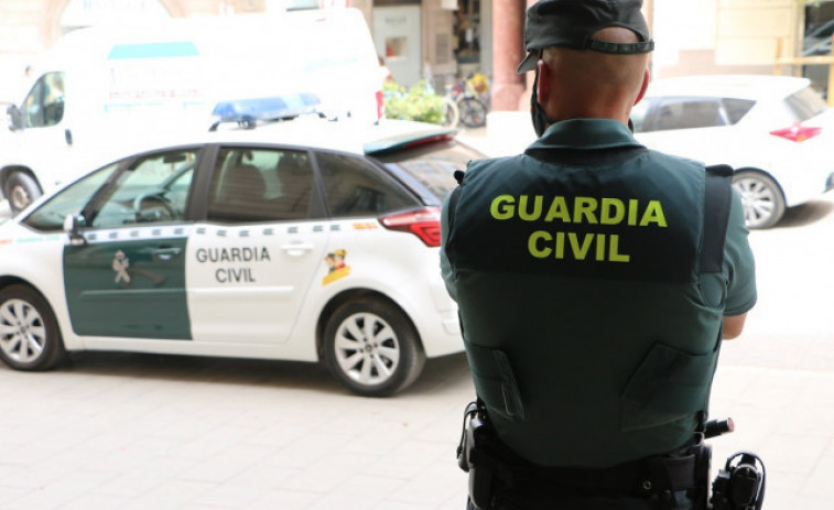 La Guardia Civil para dos veces en hora y media en Noia a un conductor ebrio y sin carné