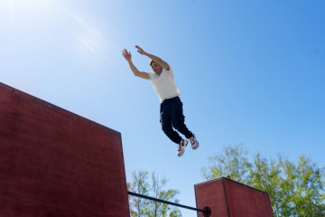 Una de las propuestas que gana fuerza es la de impulsar el parkour, un deporte basado en superar obstáculos con acrobacias