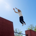 Una de las propuestas que gana fuerza es la de impulsar el parkour, un deporte basado en superar obstáculos con acrobacias