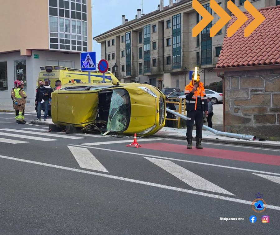 Un coche vuelca en el centro de Bertamiráns tras dar varias vueltas de campana