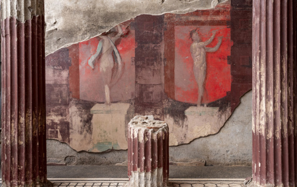 El dios Dioniso y su séquito de cazadoras reaparecen a tamaño real en un fresco de Pompeya