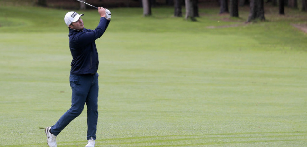 El golfista coruñés Adarraga firma un meritorio top-10 con dolor y sin el driver
